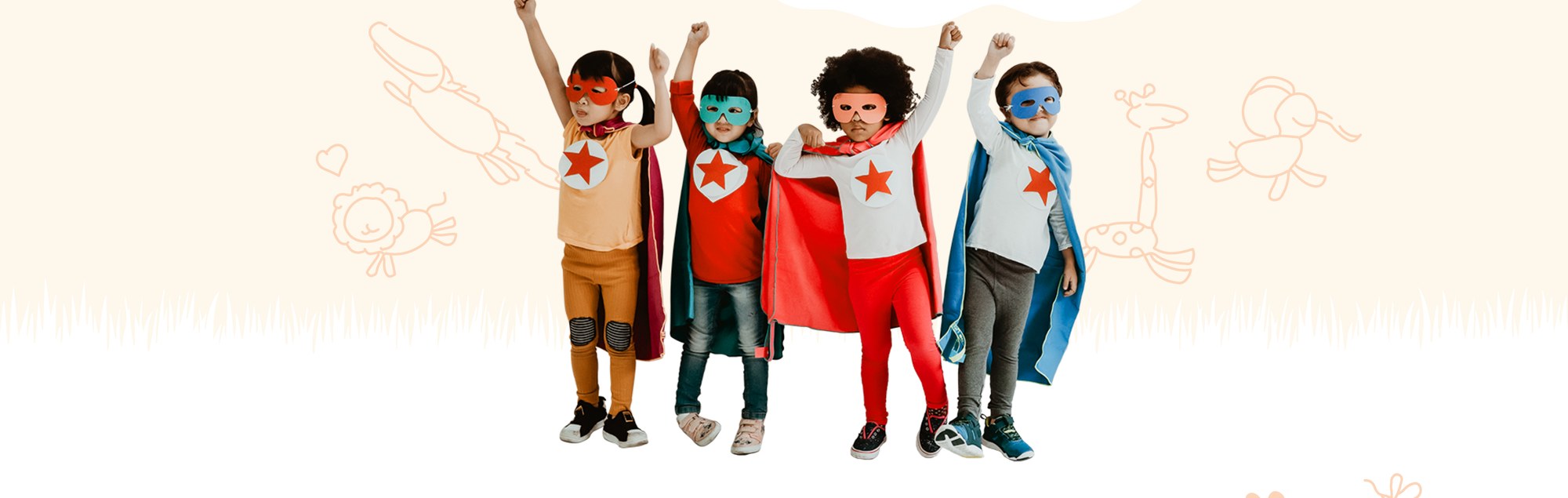 Niños superhéroes jugando en KikiriKids